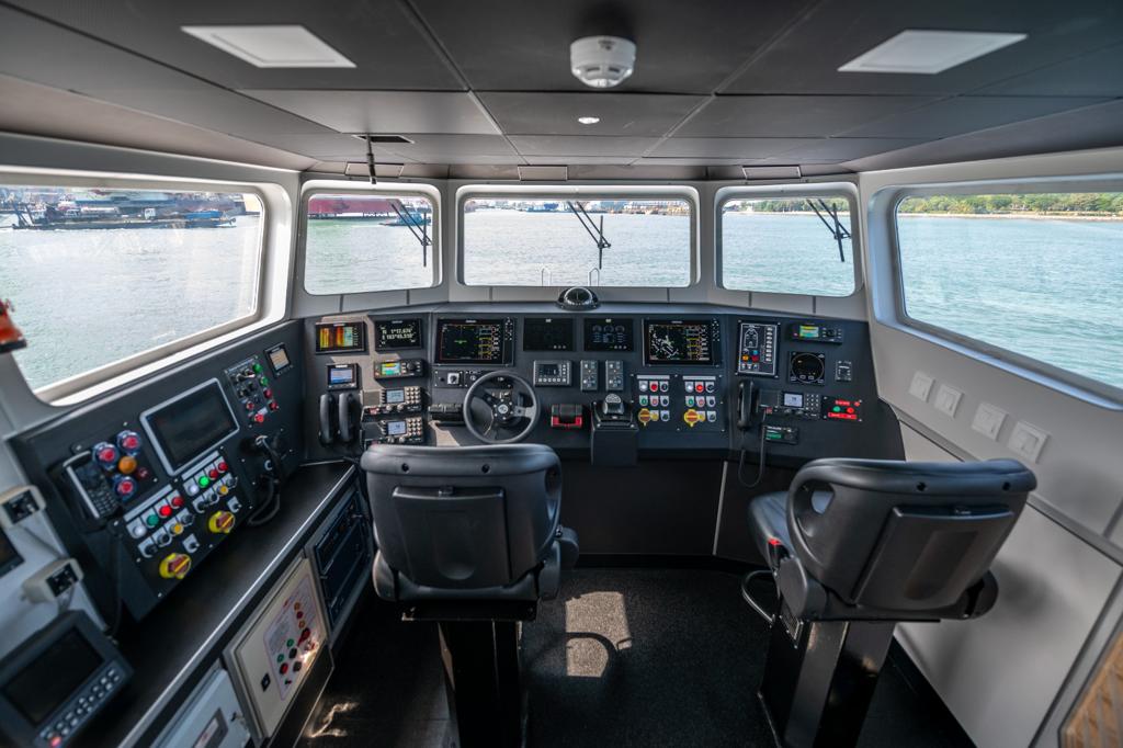 vessel-captain-side